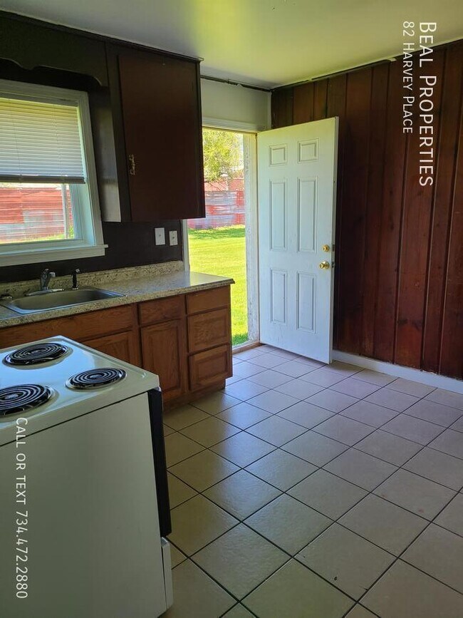 Foto del edificio - 82 Harvey Pl