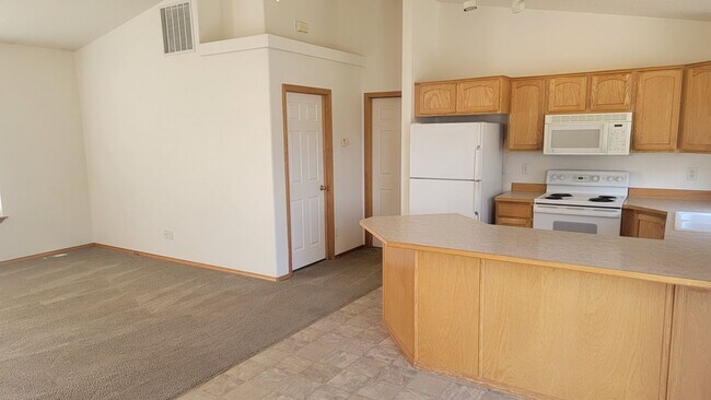 Building Photo - * MOVE IN SPECIAL* 1/2 OFF 1st FULL MONTH'...