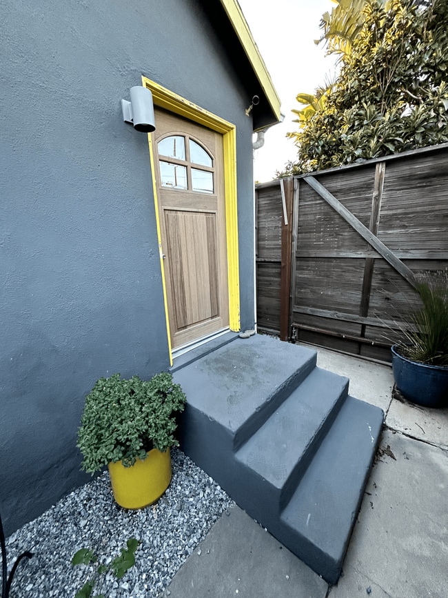 Building Photo - 724 Crestmoore Pl