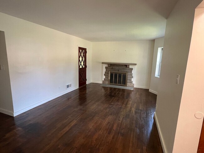 Foto del edificio - Charming 3-Bedrooms 1 bath with Hardwood F...