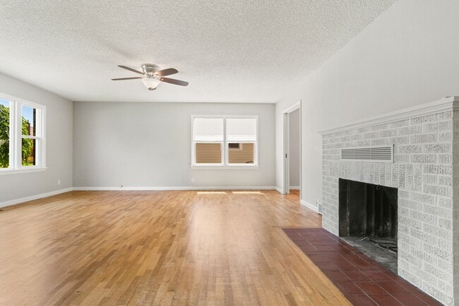 Building Photo - 4 Bedroom 2 Bath