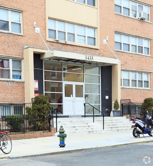 Foto del edificio - 3435 Holmead Pl NW