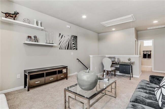 Building Photo - 2880 Donnell Dr