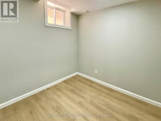 Building Photo - 248 Howard Crescent