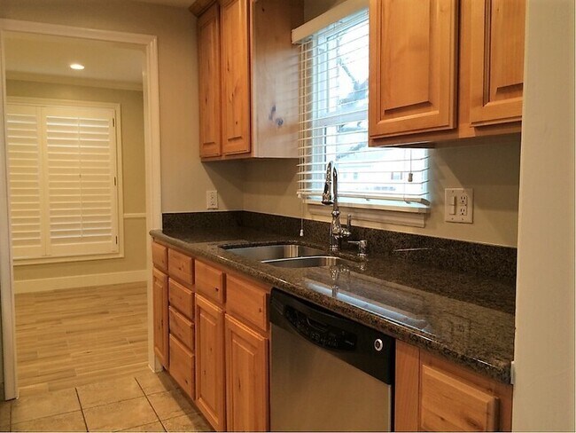 Foto del edificio - Beautiful 4 Bedroom Bungalow Style Home in...