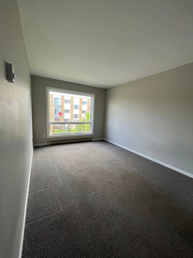 Building Photo - 615 Chalmers Ct