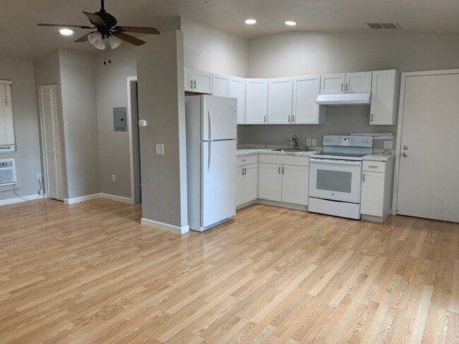 Building Photo - 131 Nanimo Ct
