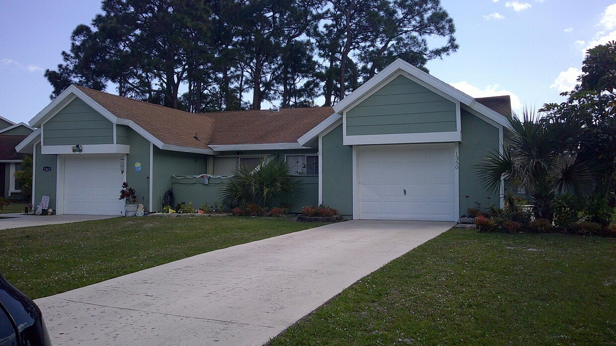 Primary Photo - 1350 SE La Haven Ct