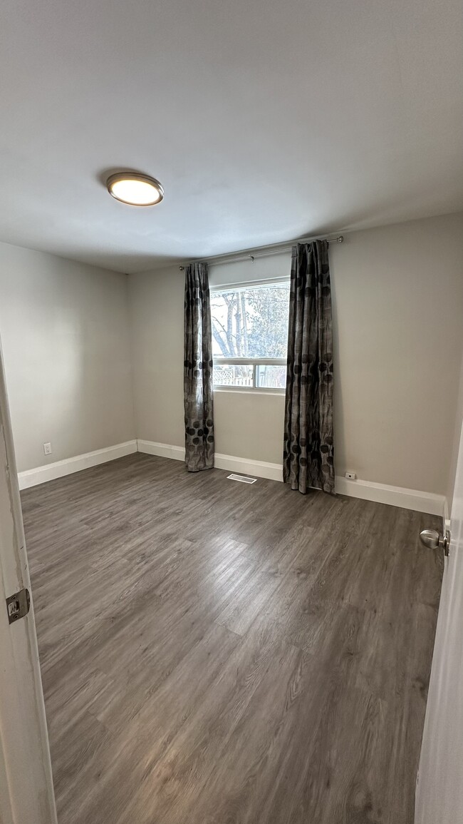 Building Photo - 142 Maurice Crt