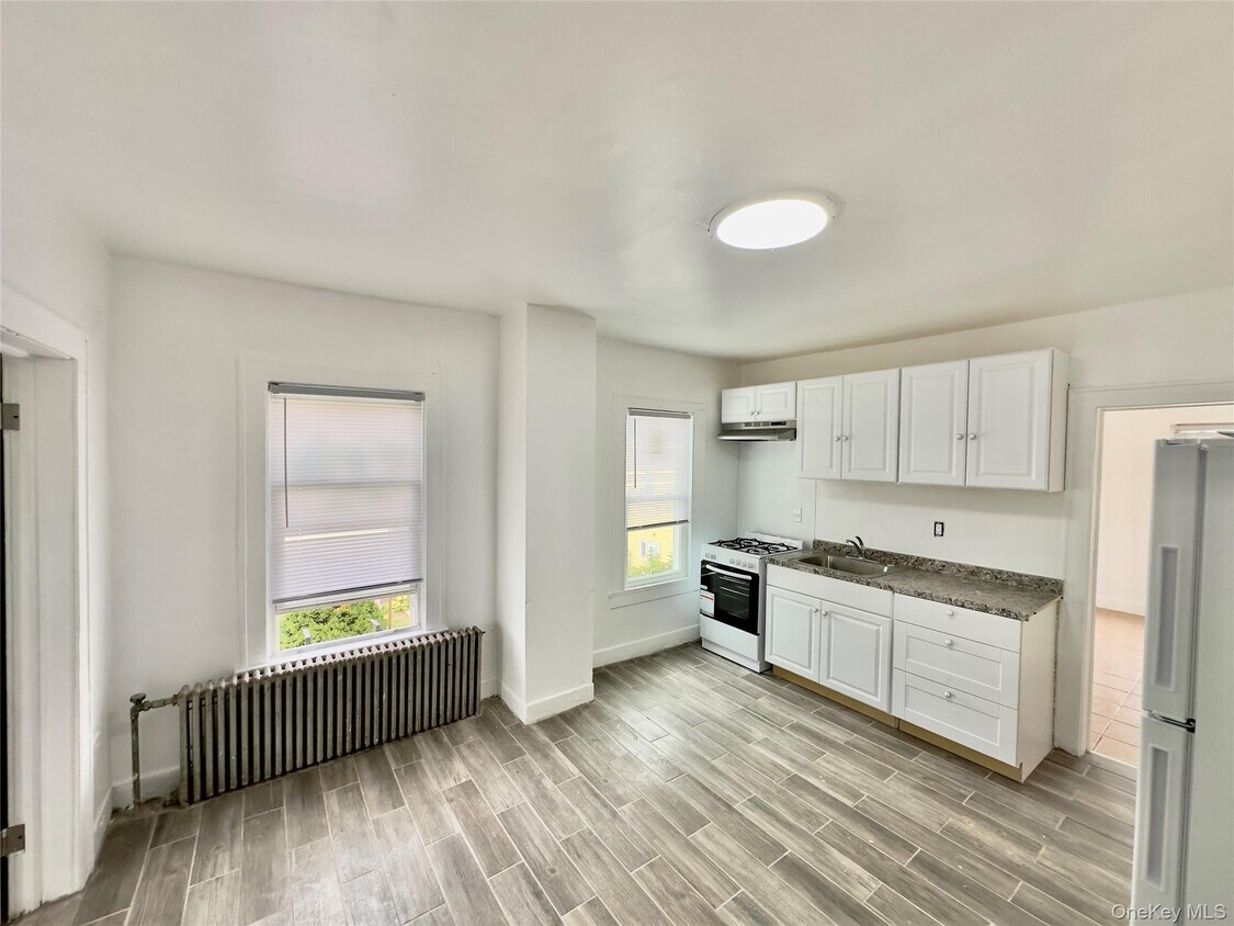 Primary Photo - 104 Henry St