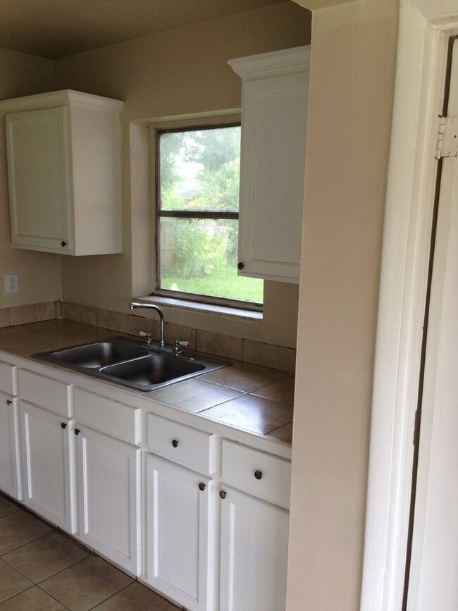 Building Photo - FREE 1ST MONTH RENT 3 Bed 2 Bath Home Pet ...