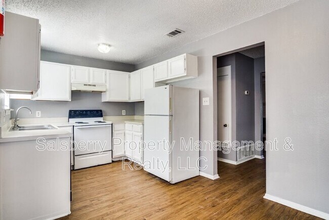 Foto del edificio - 5829 Shadydell Dr