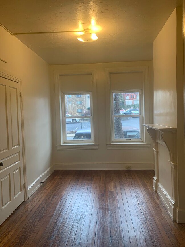 Building Photo - First Floor in York City-1 bedroom apartme...