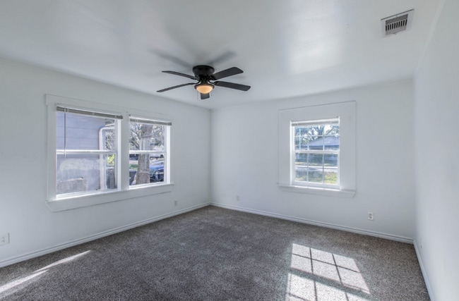 Foto del edificio - 301 E Dumble St