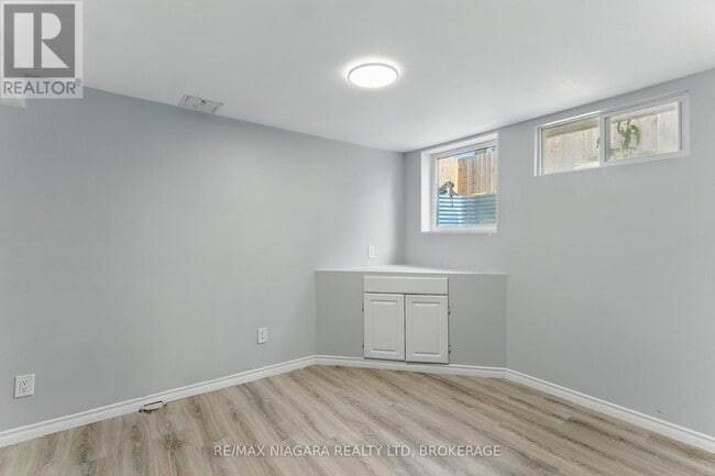 Building Photo - 290 Scholfield Ave S