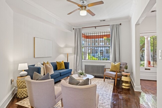 Building Photo - Gorgeous, Spacious 4BR with Updated Kitche...