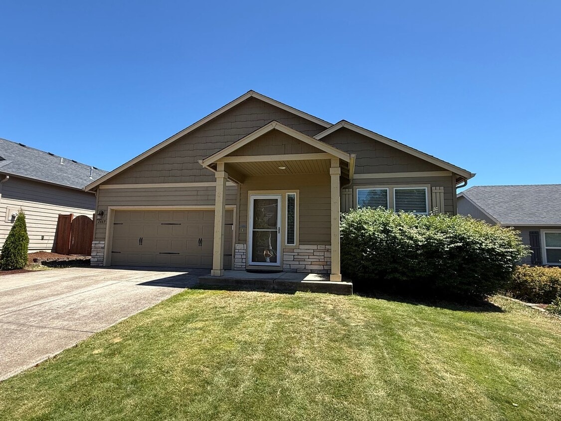 Primary Photo - Modern Comfort in Prime N. Albany Location!