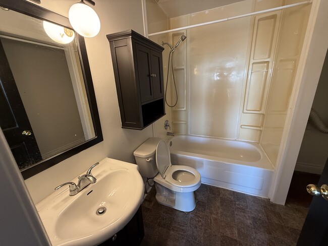 Building Photo - Spacious unit For Rent