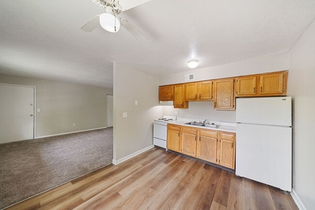 Building Photo - Colonial Oaks Apartments