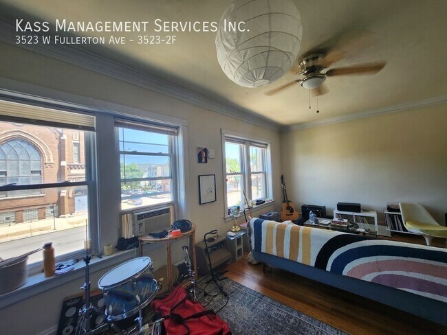 Foto del edificio - 3523 W Fullerton Ave