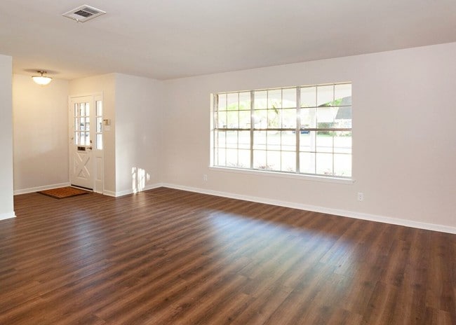 Building Photo - 5530 Bellaire Ln