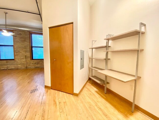Building Photo - Spaciou 1-Bed Minutes from Downtown MKE!