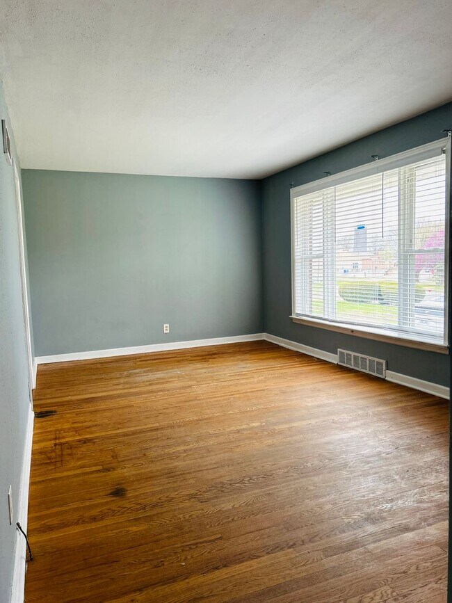 Building Photo - Gorgeous 4 Bed 2 Bath Rent Ready Home!