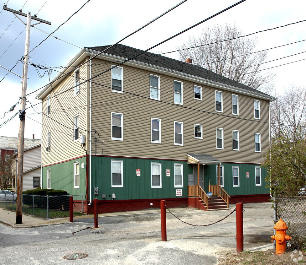 46 Northeast St, Woonsocket, RI 02895 46 Northeast St Woonsocket, RI