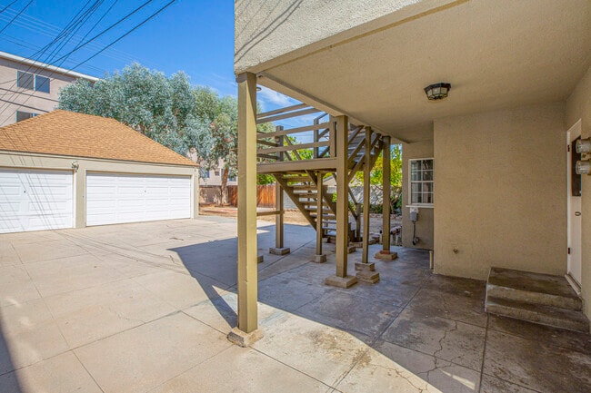 Building Photo - 741 E Doran St