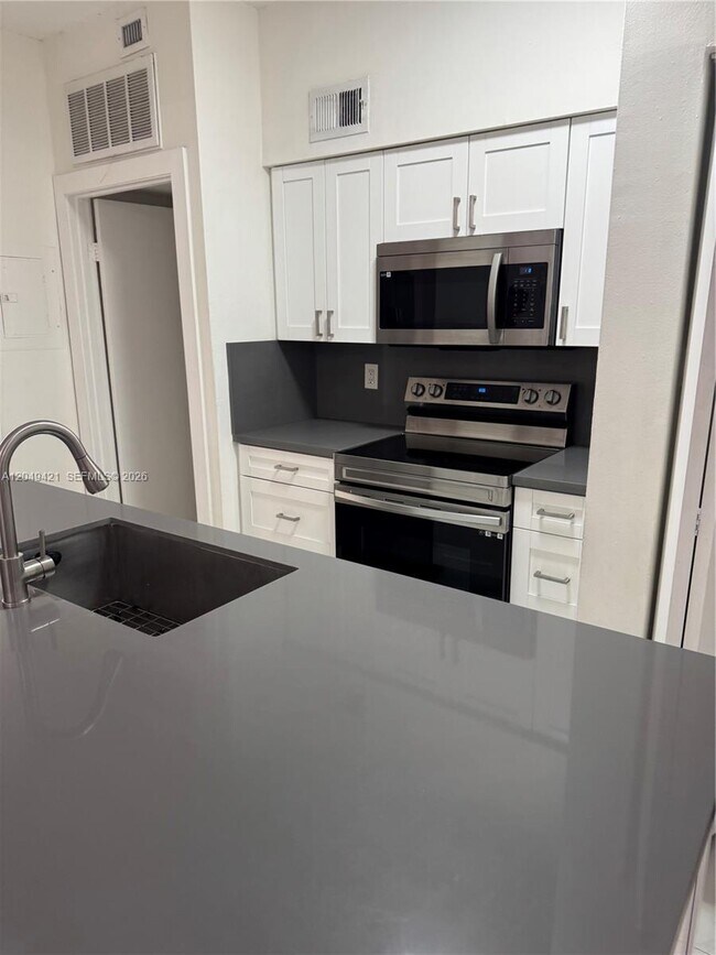 Foto del edificio - 18344 NW 68th Ave