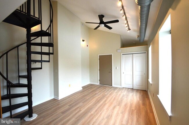 Building Photo - 1006 N 5th St