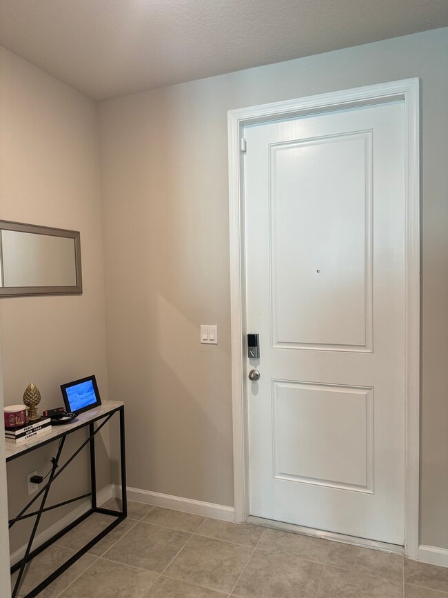 Building Photo - 5649 Mentmore Dr