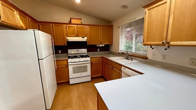 Foto del edificio - Lovely Rambler Home, Available NOW