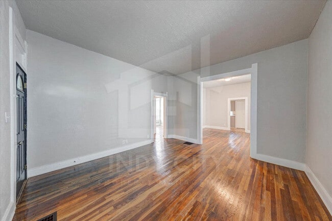 Building Photo - 1106 S Reisner St