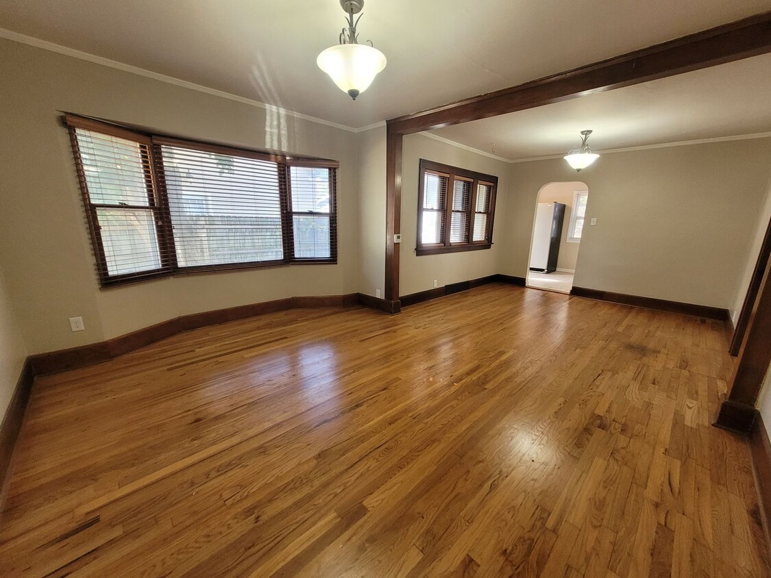 Foto principal - Two bedroom home, beautiful hardwood floors!