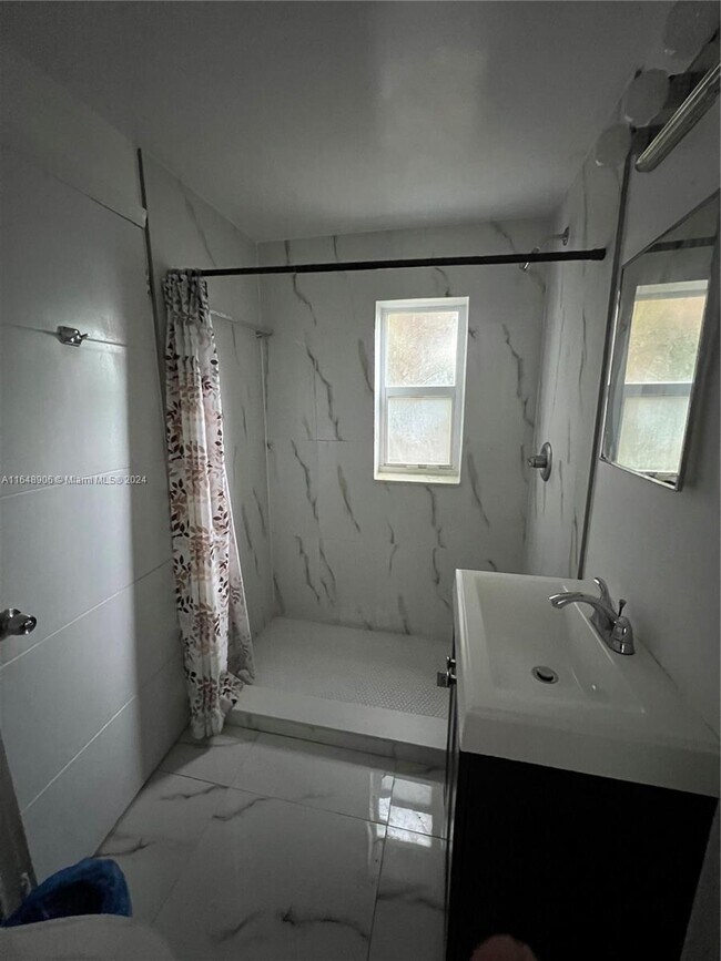Foto del edificio - 572 NE 65th St