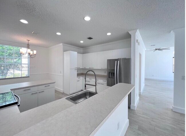 Foto del edificio - 725 NW 156th Ave