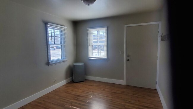 Building Photo - Cozy 1 Bd 1 Bath Remodeled Duplex