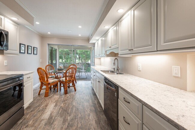 Foto del edificio - 241 Palm River Blvd