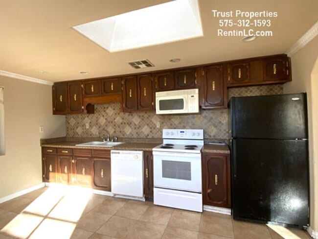 Building Photo - Great 4/2, all tile, close to Shops. Pets welcome