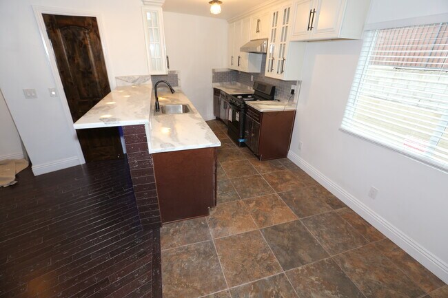 Building Photo - 4767 Don Zarembo Dr