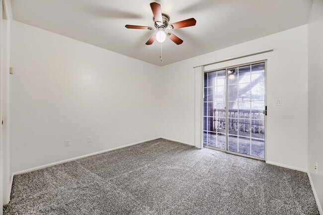Building Photo - Updated 1 Bedroom Condo Near DTC Available Now