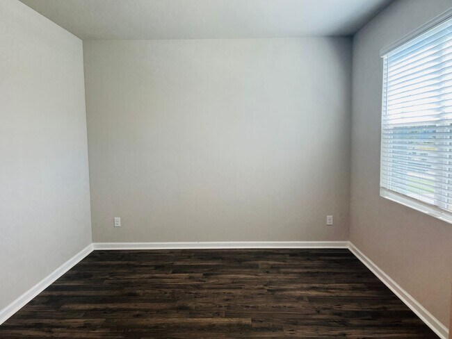 Foto del edificio - WOW! This 5 bedroom, 3 full bathroom home ...