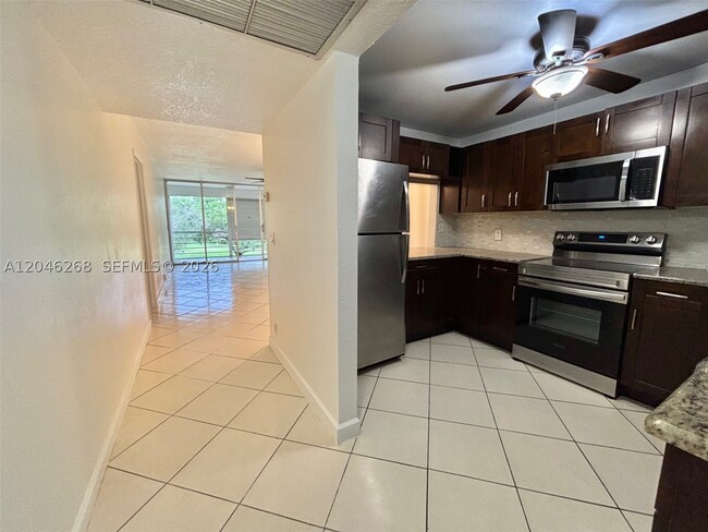 Building Photo - 9411 Evergreen Pl