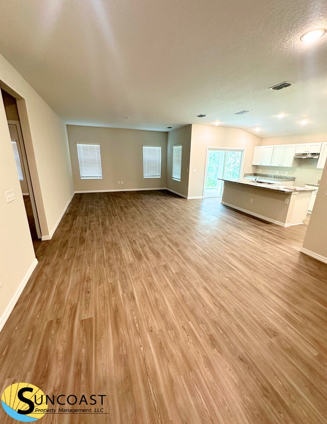 Building Photo - Elegant 4 Bedroom Off Collins!