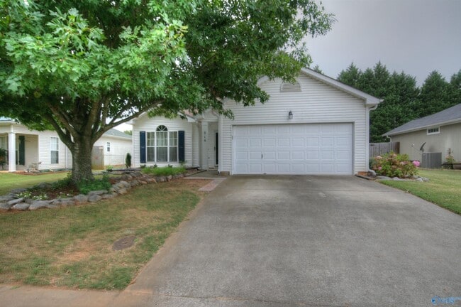 Building Photo - 215 River Oaks Dr