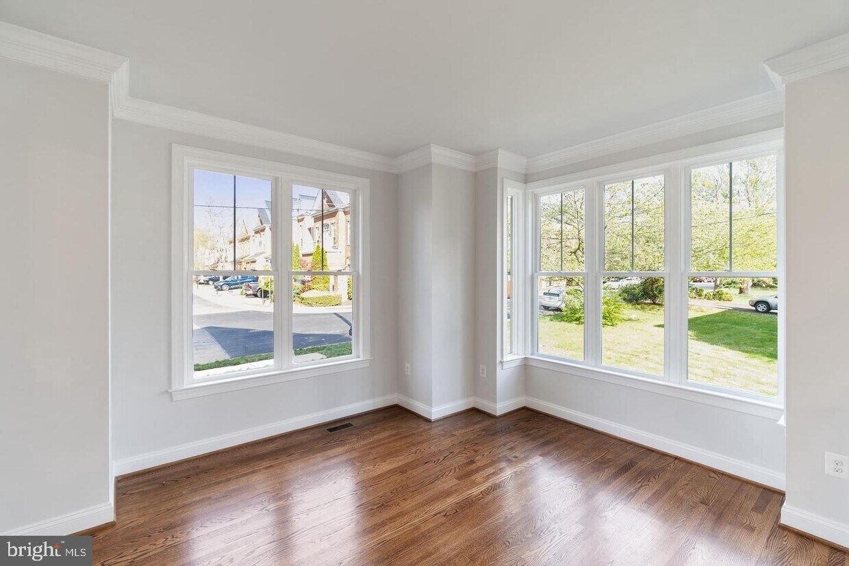 Foto principal - 8402 Radford Ave