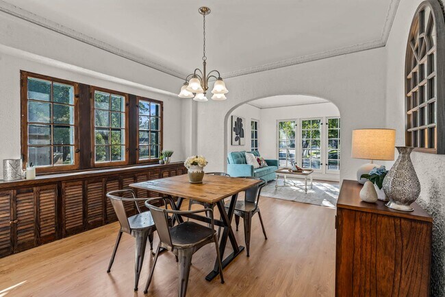 Foto del edificio - Stunning 2BED/1BATH Colonial Style Lower
