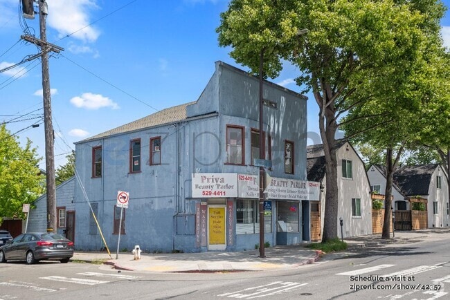 Building Photo - 931 University Ave