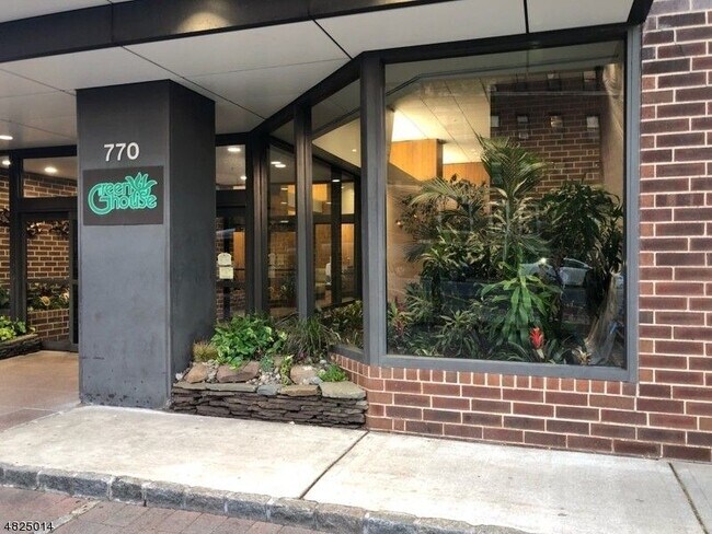 Foto del edificio - 770 Anderson Ave